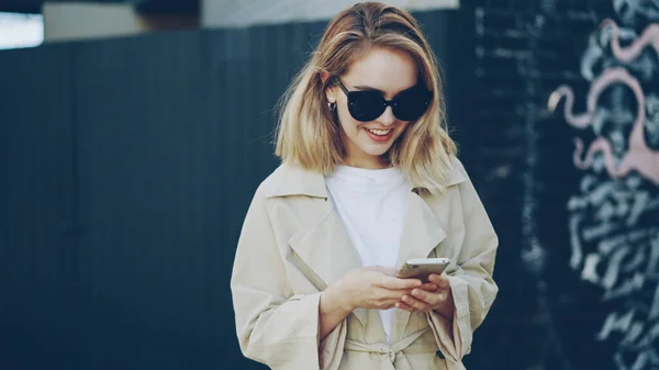 Šťastná Mladá Žena Používá Smartphone Sms Její Přítel Úsměvem Stojí — Stock fotografie