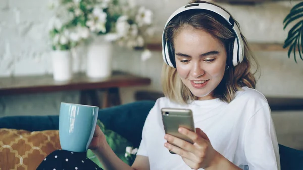 Jovem Feliz Está Usando Smartphone Conversando Line Ouvir Música Com — Fotografia de Stock