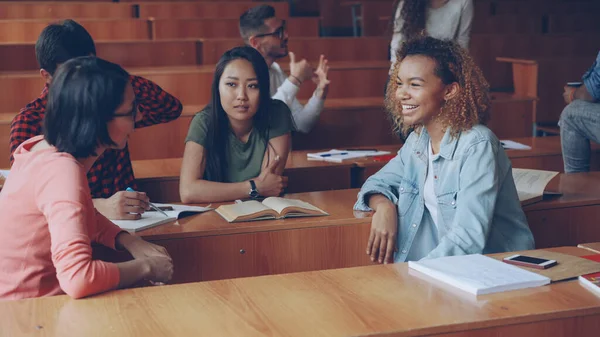 Jovens Estudantes Estão Conversando Depois Palestras Faculdade Meninas Estão Falando — Fotografia de Stock