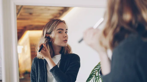 Chica Bonita Joven Está Terminando Maquillaje Tocando Cara Cuello Con —  Fotos de Stock