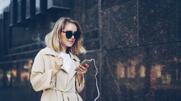 여자는 스마트폰 거리에서 리듬과 현대적인 도시를 즐기는 이어폰을 음악을 여자는 — 스톡 사진