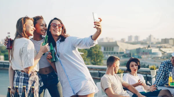 Ganska Unga Damer Tar Selfie Med Flaskor Med Smartphone Utomhus — Stockfoto