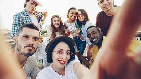 Ung Kvinna Tar Selfie Håller Kameran Och Tittar Kameran Medan — Stockfoto