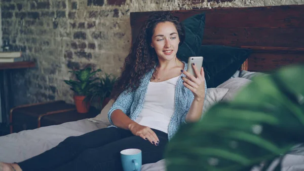 Knappe Vrouw Gaat Naar Vriend Online Moderne Smartphone Video Bellen — Stockfoto