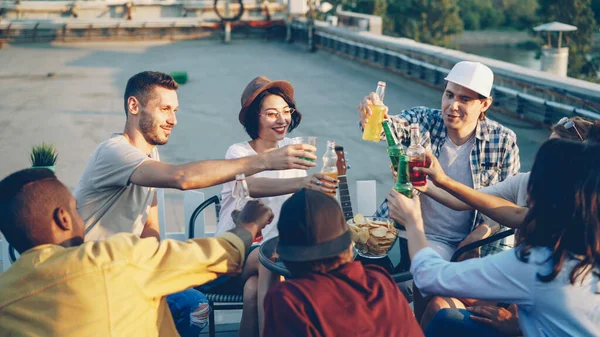 Glada Unga Vänner Chatta Och Dricka Saft Som Sitter Taket — Stockfoto