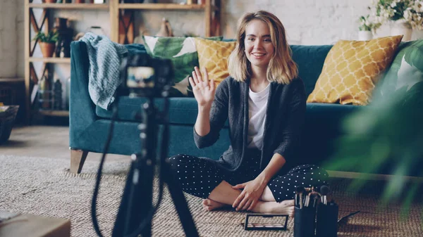 Make Artist Blogger Nahrávání Videa Tvář Konturování Pro Její Vlog — Stock fotografie