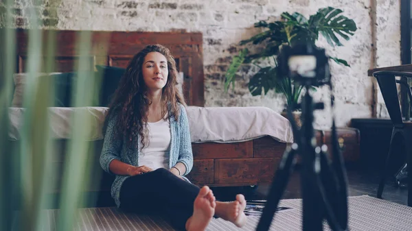 Vlogger Emoční Mladá Žena Mluví Ukázal Nahrávání Videa Profesionální Kamerou — Stock fotografie