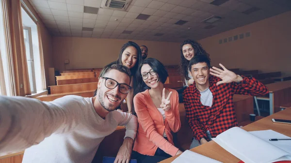 Punktu Widzenia Strzał Wieloetnicznym Grupy Znajomych Studentów Biorąc Selfie Klasie — Zdjęcie stockowe
