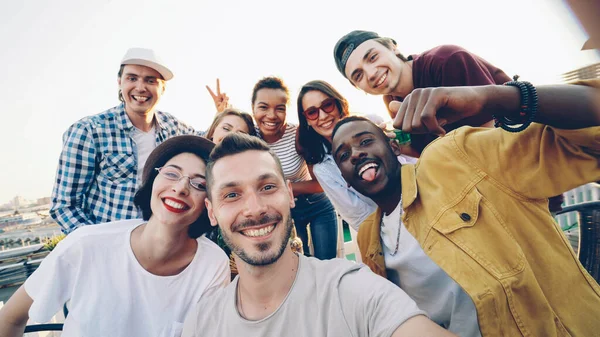 Utsiktsbild Skäggig Ung Man Tittar Kameran Tar Selfie Med Vänner — Stockfoto
