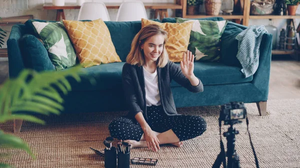 Gyönyörű Fiatal Hölgy Vlogger Videofelvétel Make Termékek Eszközök Segítségével Kamera — Stock Fotó