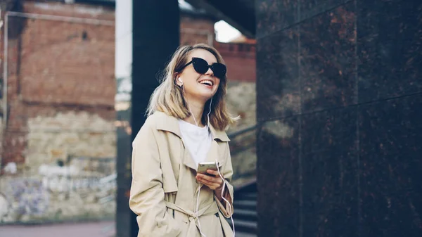 Güzel Kız Smartphone Kullanarak Sokakta Yürürken Ritim Modern Şehir Zevk — Stok fotoğraf