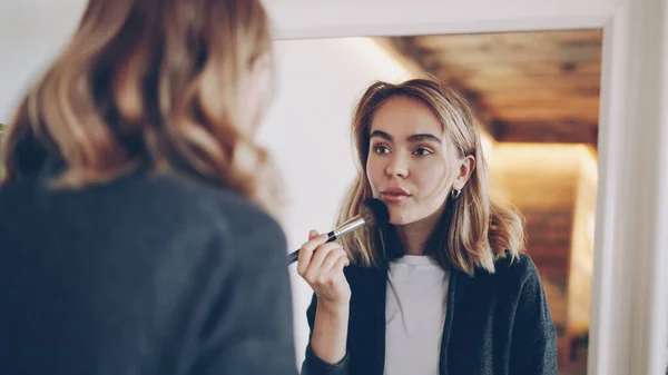 Mujer Joven Atractiva Mira Espejo Pone Maquillaje Con Cepillo Profesional —  Fotos de Stock