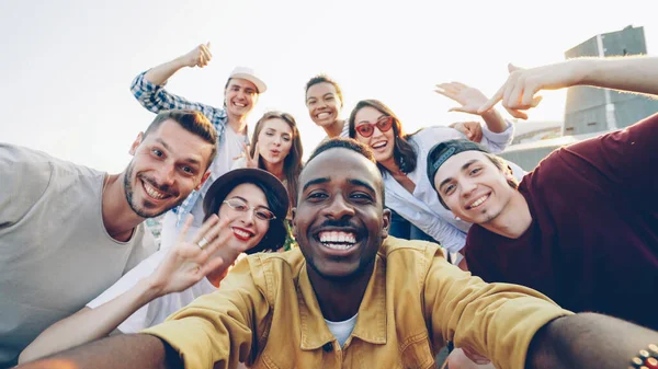 잘생긴 아프리카계 미국인 친구와 사람들 Selfie를 복용의 카메라 파티에서 — 스톡 사진