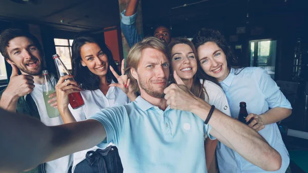 Gruppo Colleghi Felici Stanno Facendo Selfie Giovane Tiene Telecamera Posa — Foto Stock