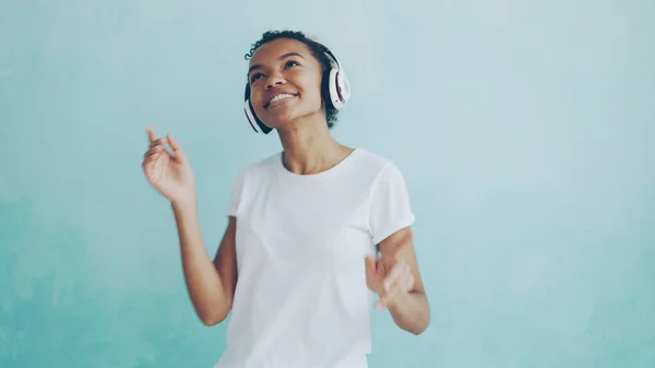 Retrato Una Mujer Afroamericana Feliz Escuchando Música Través Auriculares Inalámbricos — Foto de Stock
