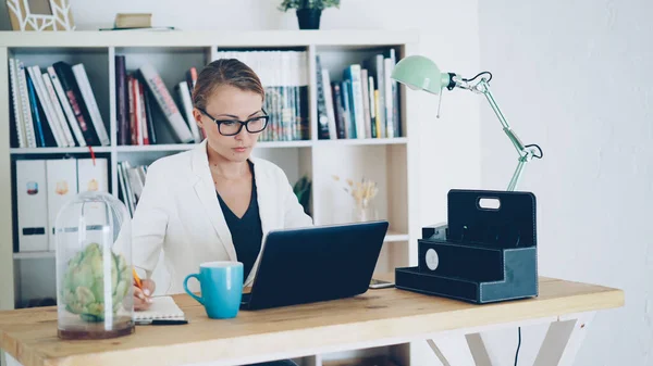 Attraktive Junge Frau Arbeitet Modernem Büro Tisch Sitzend Mit Laptop — Stockfoto