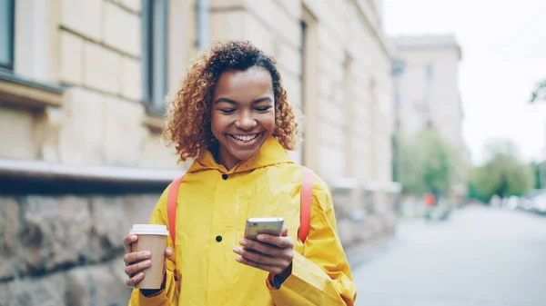 Froh Dass Afroamerikanische Frau Chatten Herausnehmen Mit Freunden Über Smartphone — Stockfoto