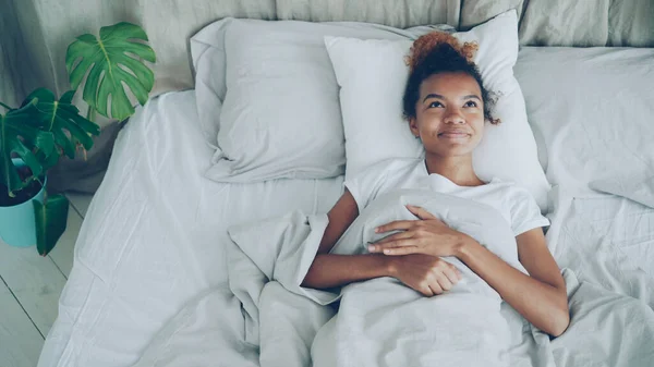 Wanita Muda Yang Bahagia Berbaring Tempat Tidur Terjaga Dan Tersenyum — Stok Foto