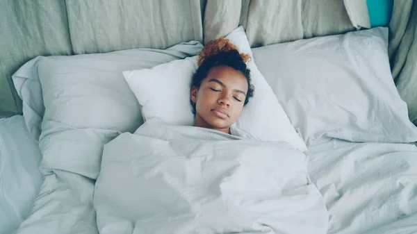 Mujer Afroamericana Joven Está Durmiendo Cama Cómoda Bajo Una Manta — Foto de Stock