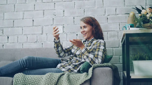 Молодая Женщина Друзьями Смотрит Экран Смартфона Счастливой Улыбкой Разговаривает Сидя — стоковое фото
