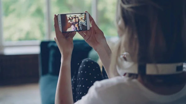 Młoda Kobieta Rozmawia Przyjaciółmi Online Smartphone Patrząc Ekran Mówiąc Siedząc — Zdjęcie stockowe