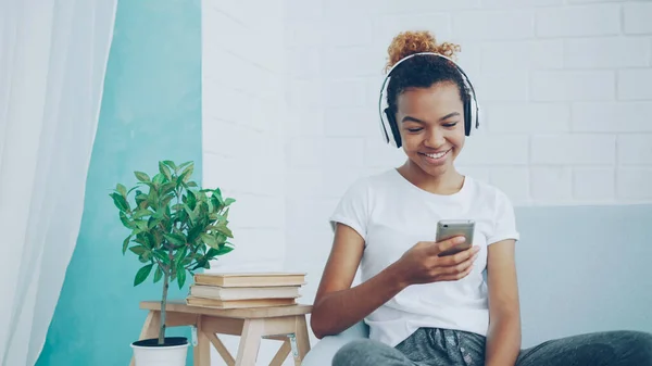Mulher Afro Americana Feliz Está Navegando Internet Com Smartphone Rindo — Fotografia de Stock