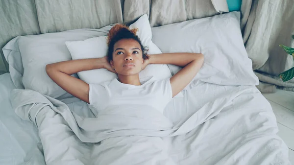 Üzgün Yarışçı Kadın Yatakta Uzanıyor Çekerek Tavana Bakıyor Sonra Gözlerini — Stok fotoğraf