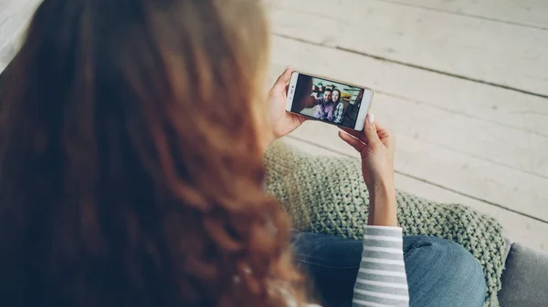 Счастливая Девушка Совершает Видеозвонок Смартфоном Разговаривает Друзьями Интернете Смотрит Экран — стоковое фото