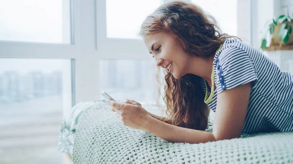 Vonzó Fiatal Hölgy Használ Smartphone Ágyon Otthon Képernyő Megérintésével Mosolygott — Stock Fotó