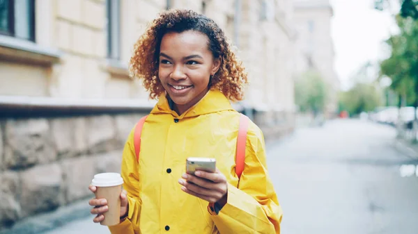 여자는 스마트폰 화면에 커피와 도시에 야외에서 현대적인 라이프 스타일 — 스톡 사진