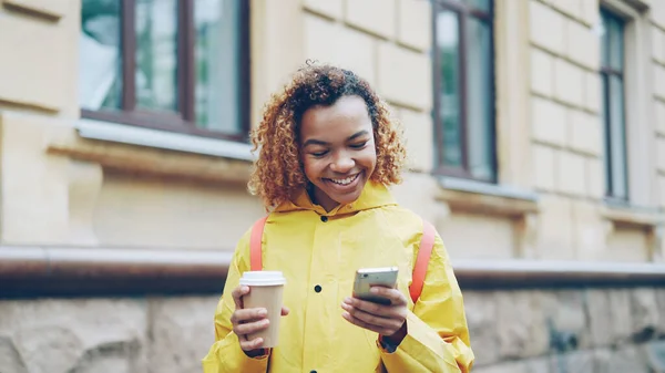 매력적 아프리카 미국인 여성은 현대의 스마트폰을 사용하여 화면을 웃으며 인터넷 — 스톡 사진