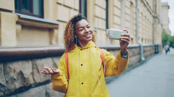 귀여운 아프리카 미국인 청소년은 스마트폰을 사용하여 친구들 이야기를 나누며 도시의 — 스톡 사진