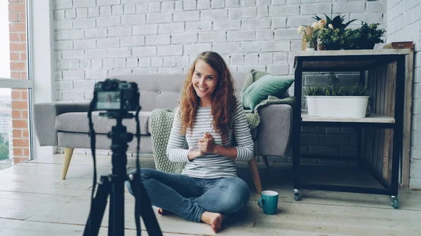 Boldog Női Blogger Videofelvétel Internet Videonapló Beszél Intett Hogy Remek — Stock Fotó