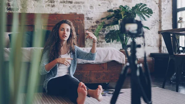 Эмоциональная Молодая Женщина Vlogger Говорит Жестикулирует Запись Видео Профессиональной Камерой — стоковое фото