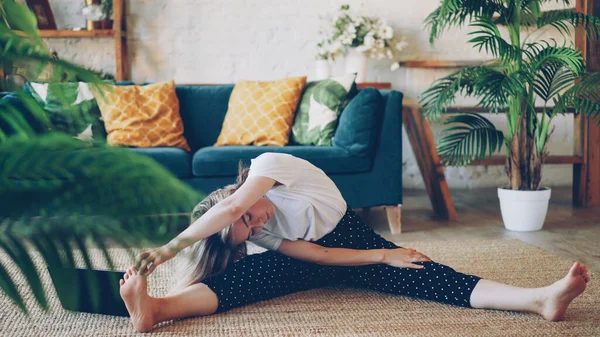 Flessibile Giovane Bionda Sta Facendo Esercizi Stretching Casa Seduta Sul — Foto Stock