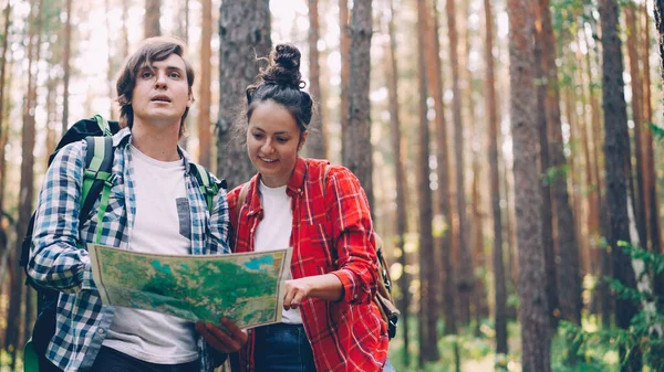 Lost Tourists Standing Forest Looking Map Talking Gesturing Finding Way — Stock Photo, Image