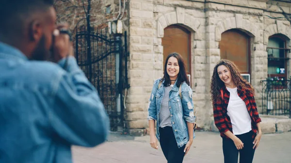 Ami Joyeux Voyageurs Monde Entier Posent Pour Caméra Plein Air — Photo