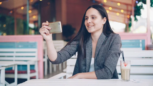 Zarif Genç Kadın Masada Milkshake Ile Açık Hava Kafe Rahatlatıcı — Stok fotoğraf