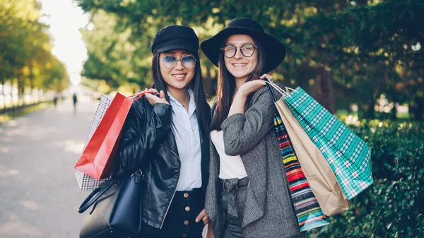 Güzel Genç Kadınlar Alışveriş Sokak Kağıt Torba Tutarak Kameraya Bakarak — Stok fotoğraf