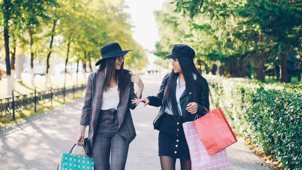 Twee Aantrekkelijke Jonge Vrouwen Lopen Van Winkels Langs Mooie Straat — Stockfoto