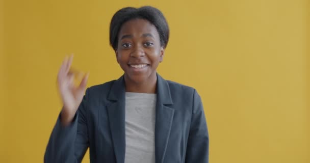 Portræt Glad Afrikansk Amerikansk Forretningskvinde Viser Hånd Gestus Smilende Gul – Stock-video