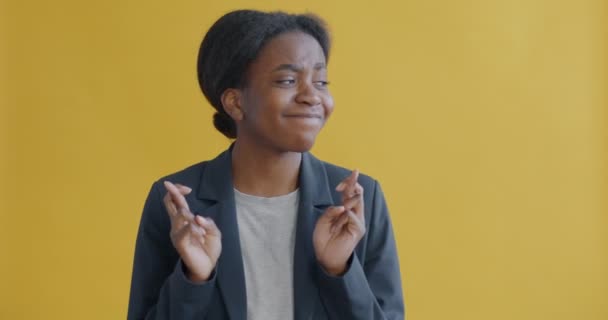 Portræt Håbefulde Unge Afroamerikanske Kvinde Krydser Fingre Gør Ønske Smil – Stock-video