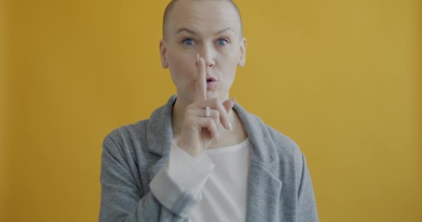 Portretul Unei Tinere Serioase Care Atinge Buzele Degetul Cerând Liniște — Videoclip de stoc