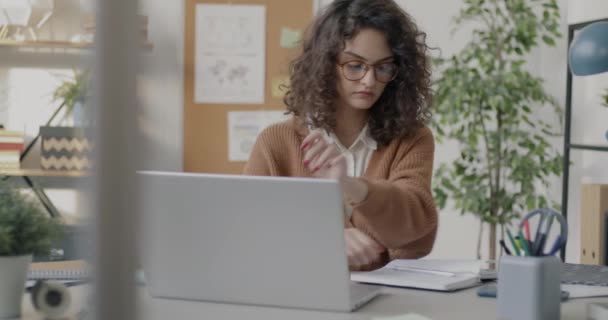 意欲的な起業家は コンピュータの入力とオフィスでの仕事に集中メモを取り作業 近代的な技術と商取引の概念 — ストック動画