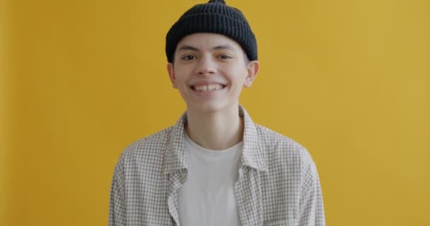 Zeitlupe Porträt Eines Überglücklichen Teenager Lachend Spaß Vor Gelbem Hintergrund — Stockvideo