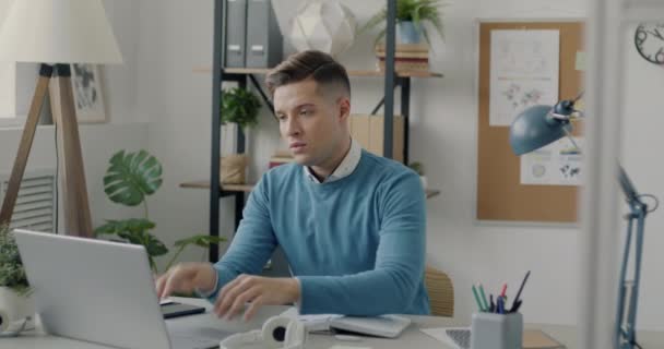 オフィスのコンピュータの仕事から疲れているラップトップ感頭痛で働く疲れビジネスマンの肖像画 ビジネスと健康の概念 — ストック動画