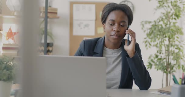 Jeune Femme Entrepreneure Parlant Sur Téléphone Portable Discutant Affaires Travaillant — Video