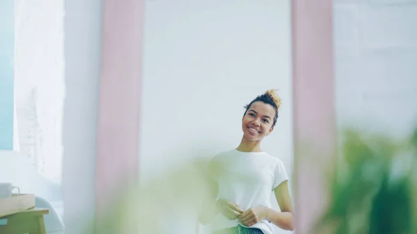 Mooi Afro Amerikaans Meisje Dat Thuis Spiegel Kijkt Glimlacht Prachtige — Stockfoto