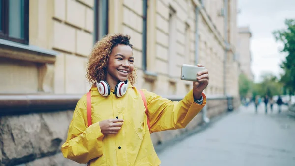 Fröhliches Afroamerikanisches Mädchen Telefoniert Spricht Und Lacht Mit Dem Smartphone — Stockfoto