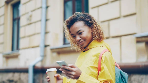Hübsche Afrikanisch Amerikanische Mädchen Blickt Auf Smartphone Bildschirm Und Berührt — Stockfoto